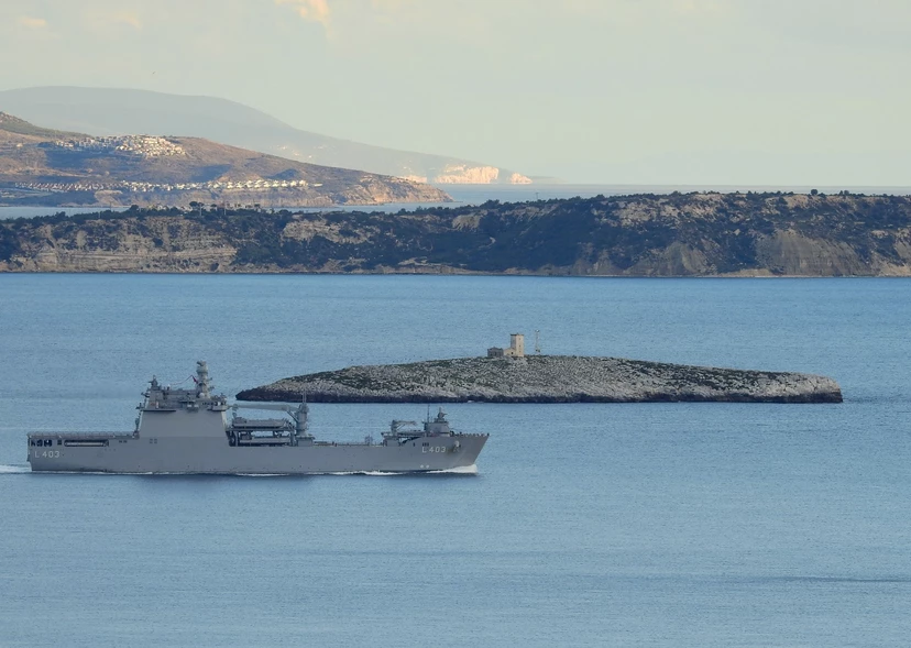 Οι Τούρκοι προκαλούν στα στενά της Χίου: Αποβατικό πλοίο γυροφέρνει στην περιοχή – Αναμένει τις έρευνες του «Barbaros» στην ελληνική υφαλοκρηπίδα